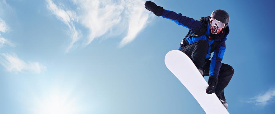 Uno snowboarder fa acrobazie in Val Senales